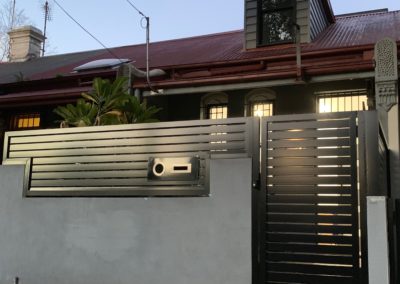 Horizontal Slatted Powdercoated Aluminium Front Fence, Built in Letterbox and Key Lockable Pedestrian Gate