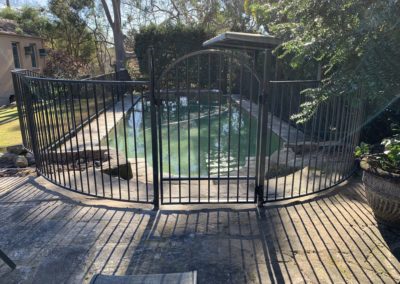 Custom Curved Powder Coated Aluminium Flat Top Pool Fencing and Gate