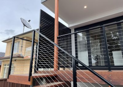 Custom Stainless Steel Wire and Powder Coated Aluminium Handrail with Horizontal Slatted Powder Coated Aluminium Privacy Screen