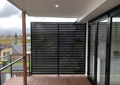 Custom Stainless Steel Wire and Powder Coated Aluminium Handrail with Horizontal Slatted Powder Coated Aluminium Privacy Screen